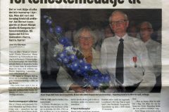 På vegnre av Kongen overrakte ordførar Jan Berse, Kongens fortenestemedalje til Aksel Hauge (Faksimile: Vikebladet).