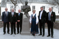 Avduking av bysta til Ragnar Ulstein i 2016. Frå venstre: Ottar Kaldhol, Aksel Hauge, Kjell Garnes, Heidi Mykjlebust, Leif Ringstad og Svein Eiksund.