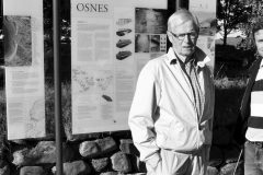 Hauge var med i prosjektet for skilting av freda kulturminne på Osnes til Flø. Her saman med kultursjef Leif Ringstad.