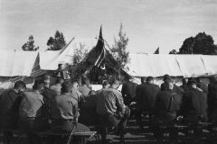 Julegudsteneste i 1956. Mange lengta heim og det var godt å vere saman.