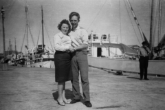 Kari og Inge som seier farvel på kaia i Ålesund. Inge skal reise tur/retur Shanghai med MS Lorena, som er båten til høgre.
