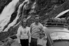 Merethe, Inge og Randi på bilferie sommaren 1972.