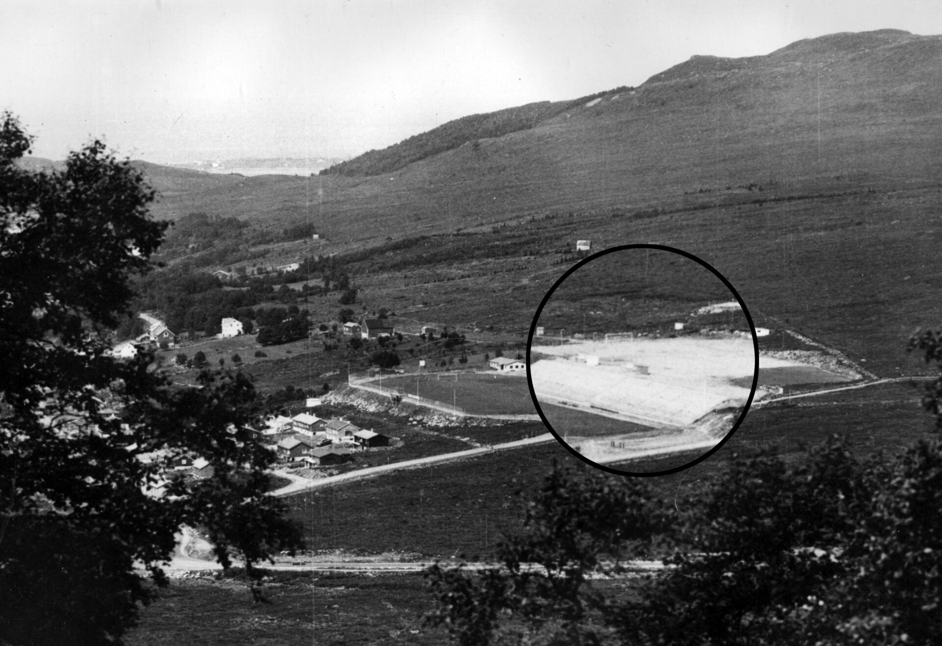 Hødd vart skipa 1. august 1919. Første året leigde Hødd ei mark av Benjamin Osnes ute på Os-haugen (Gard nr. 7, bnr. 3 på Osnes). Men så kjøpte klubben eit areal av Martinus Molvær oppe på Støylane (Gard nr. 109, bnr. 2). Fridtjof Hofseth har fortalt korleis Hødd-karane opparbeidde den første grusbana på dugnad. Reiskapa var hakke, spett, spade, trillebåre og steinbukk. Ein grov seg ned i bakkant og tømde massen i framkant av terrenget. På den måten vart bana etter kvart 80 X 45 meter. I 1935 vart bana utvida til 92 X 50 meter, til ein pris av 1500 kroner. I 1947 vart bana på nytt utvida, denne gong til 92 x 58 meter, og dette kosta 22 000 kroner. Mest alt arbeidet vart utført på dugnad.