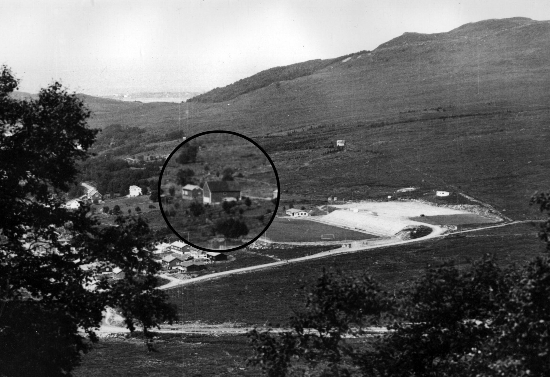 Gardsbruket Støylane (Gard nr. 10, bnr. 2) ligg på garden Holseker (Gard nr. 10, bnr. 1), og mykje av Høddvoll-arealet kjem frå dette bruket. På fotoet kan me sjå det gamle våningshuset mellom løa og det nye våningshuset. Loftet i gamlestova vart brukt som det første klubbhuset til Hødd. Roger Håndlykken laga eit fint måleri av gamlestova som Ulstein historielag gav som 100-årspresang til Hødd. Måleriet heng i festsalen på Høddvollhuset.