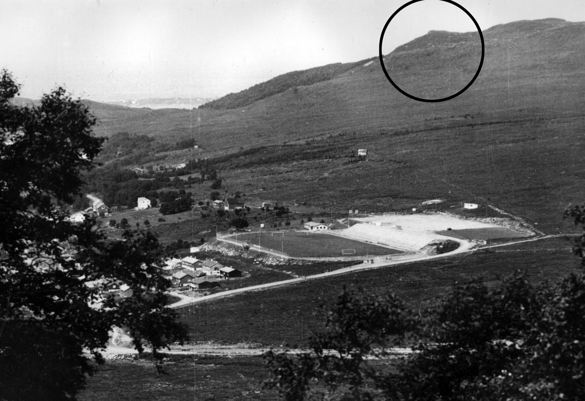 Dette er ei bergnase som stikk fram i landskapet. Her er det flott utsikt mot nordvest over holmar og øyar. Osneshornet markerer grensa mellom gardene Skeide og Osnes.