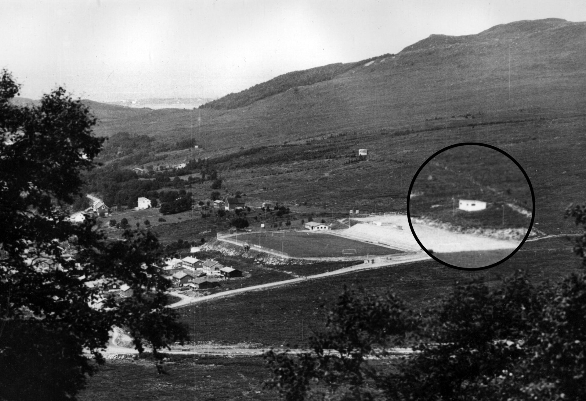 I 1948 får Hødd sitt første skikkelege klubbhus bak grusbana på Høddvoll. Før den tid, hadde klubben brukt loftet på gamlestova på Støylane til klubbhus. Olav Molvær fortalte at i hans oppvekst kunne ein framleis sjå hårtustane på bjelkane og kjenne sveittelukta av Hødd-spelarane. Det nye klubbhuset vart bygd i mur. Det hadde to små garderober med dusj i bakkant. Det var kvitmåla så lenge det stod.