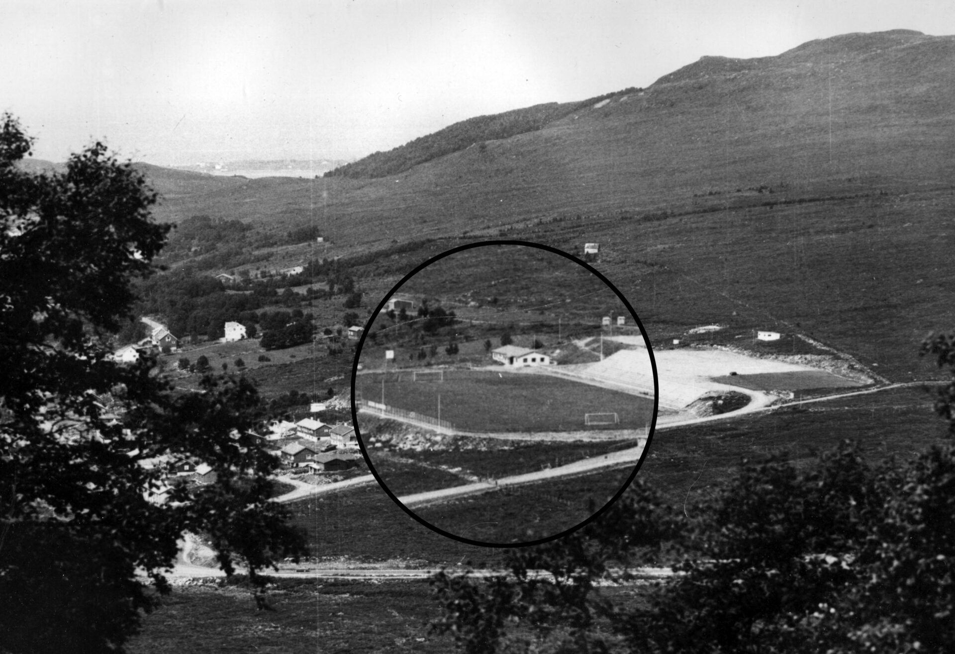 Planane om å byggje grasbane på Høddvoll, vart lufta på årsmøtet til Hødd i 1951. På ekstraordinært årsmøte i 1952, vart det vedteke å gå inn for sentralidrettsanlegg i området ved Ulsteinvik barneskule. Ein fekk dette inn i reguleringsplanen til Ulstein kommune i området der Ulstein ungdomsskule ligg i dag. Det vart stor kaule om dette i bygda. Hødd ville til sentrum, men kommunestyret, med ordførar Knut Ertesvåg i spissen, meinte at dette arealet var for lite og heller ikkje framtidsretta, og dei ville heller satse på Høddvoll-området. I 1955 løyvde kommunestyre 10 000 kroner til ny grasbane på vilkår av at anlegget vart lagt til Høddvoll. Hødd kjøpte grunn med Hjalmar Molvær og Lars og Ole Holseker til den nye grasbana. Byggjestart på grasbana var i 1956, men det skulle endå gå sju lange år før grasbana stod ferdig. Etter mange år med stor dugnadsinnsats og dårleg økonomi, vart endeleg den nye bana opna 30. juni 1963 med stor festivitas og fotballturnering mellom VRF, Ørsta, Langevåg og Hødd. Den nye bana kosta 200 000 kroner.