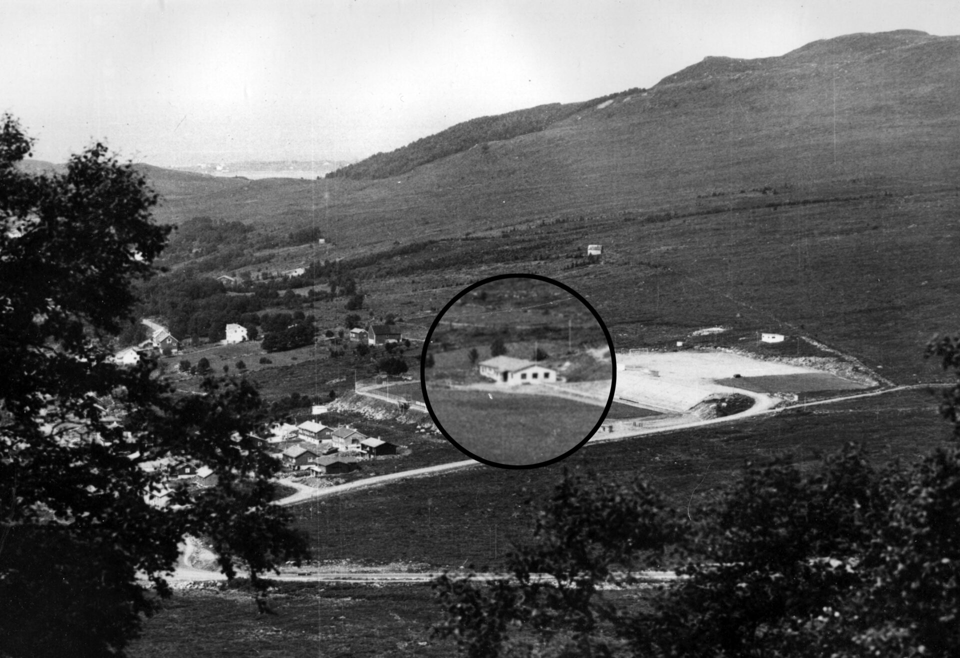 Hødd rykka opp til Eliteserien i 1965, og då kom det krav om nytt klubbhus. Det nye klubbhuset stod ferdig i 1966 og var eit praktbygg med moderne garderobar, dusjar og eit stort møterom. Ulstein Trelastlager var byggherre for det nye klubbhuset.