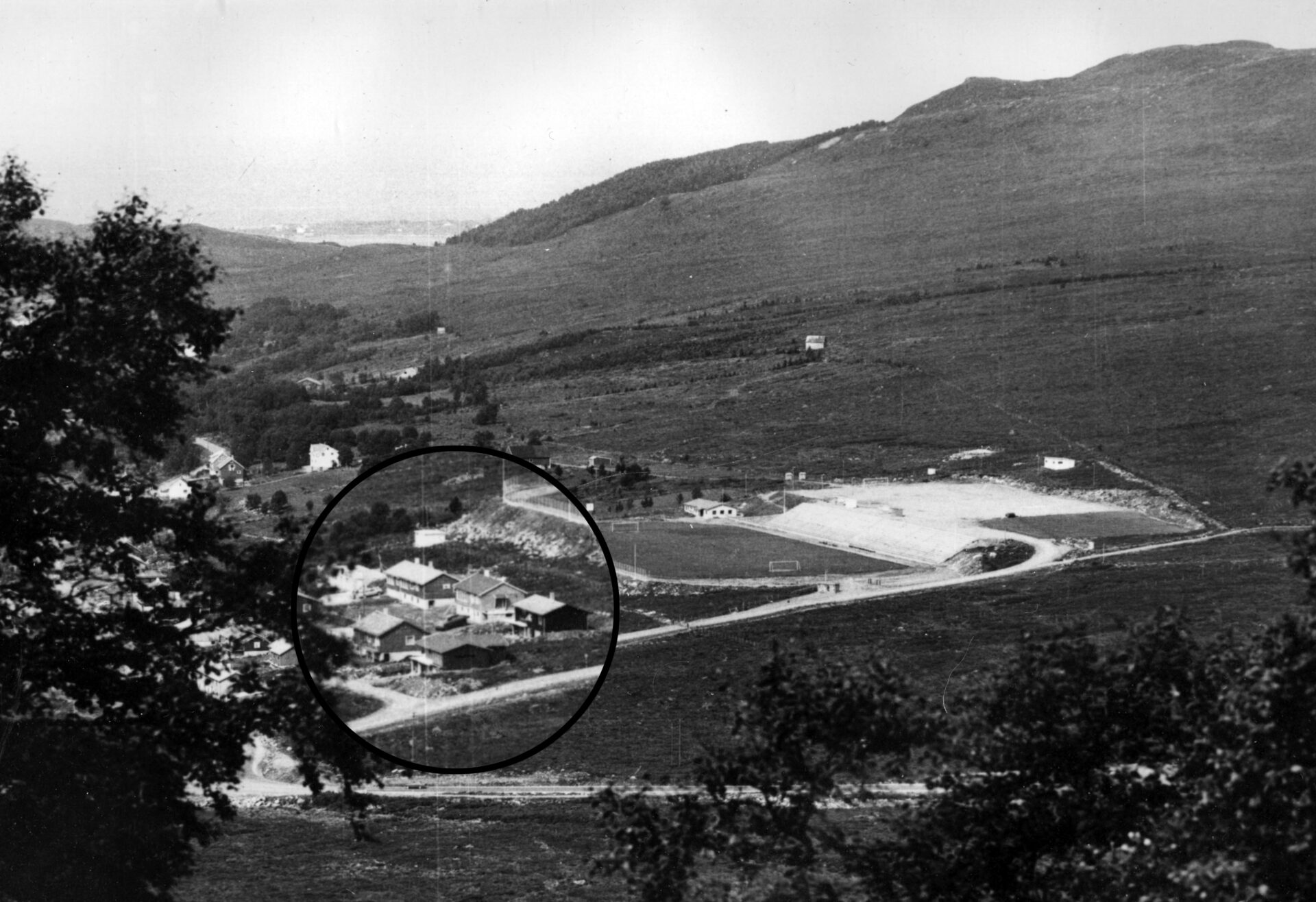 Dette arealet vart kjøpt av Ulstein kommune i 1967 av Ole, Lars og Oline Holseker. Arealet vart kalla Holstun og lagt ut til byggjefelt. Det vart utbygd på slutten av 1960-talet og først på 1970-talet.