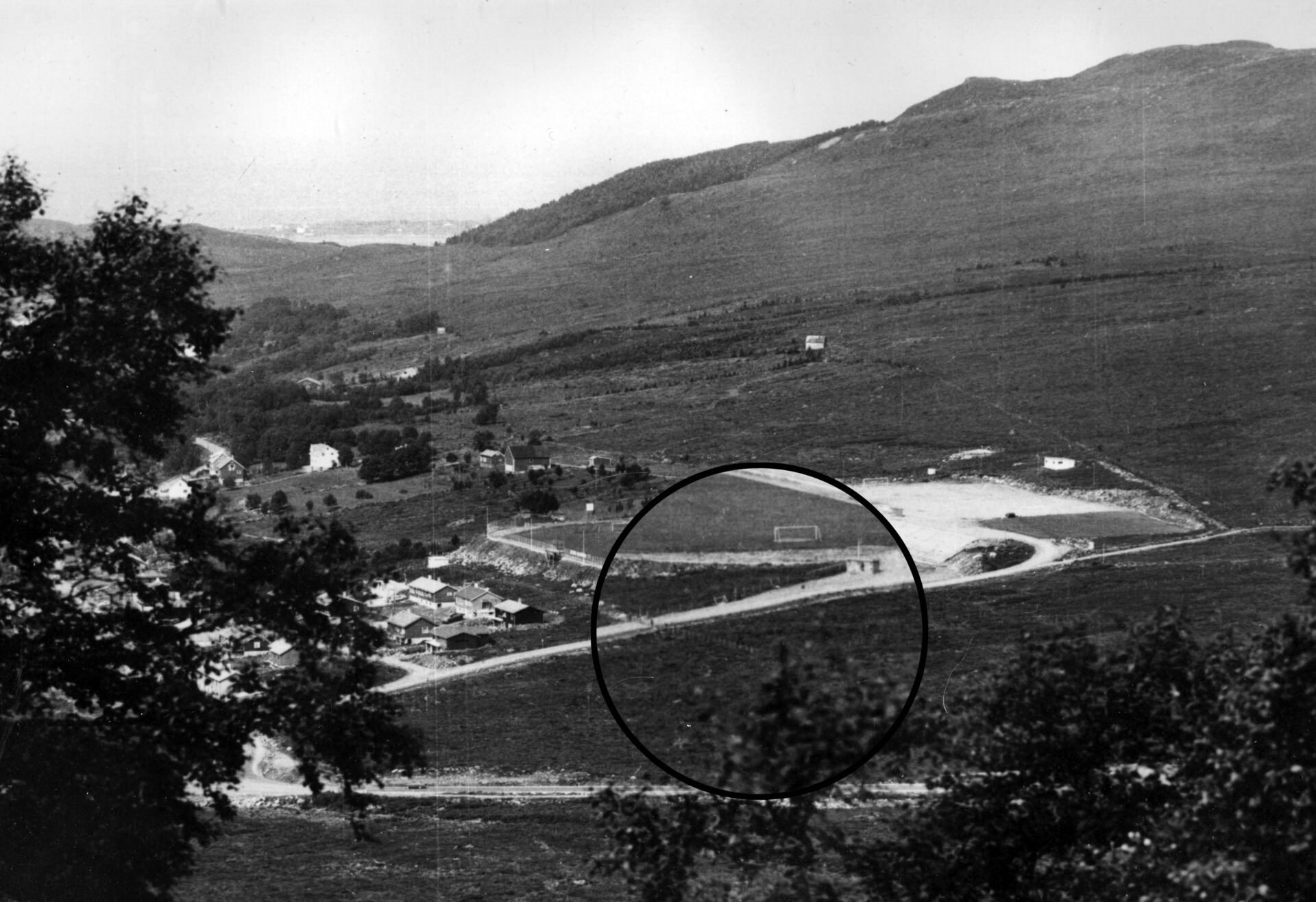 Denne vegen vart bygd i samband med utbygginga av Høddvoll. Vegen vart også tilkomstveg til det nye byggjefeltet Holstun.