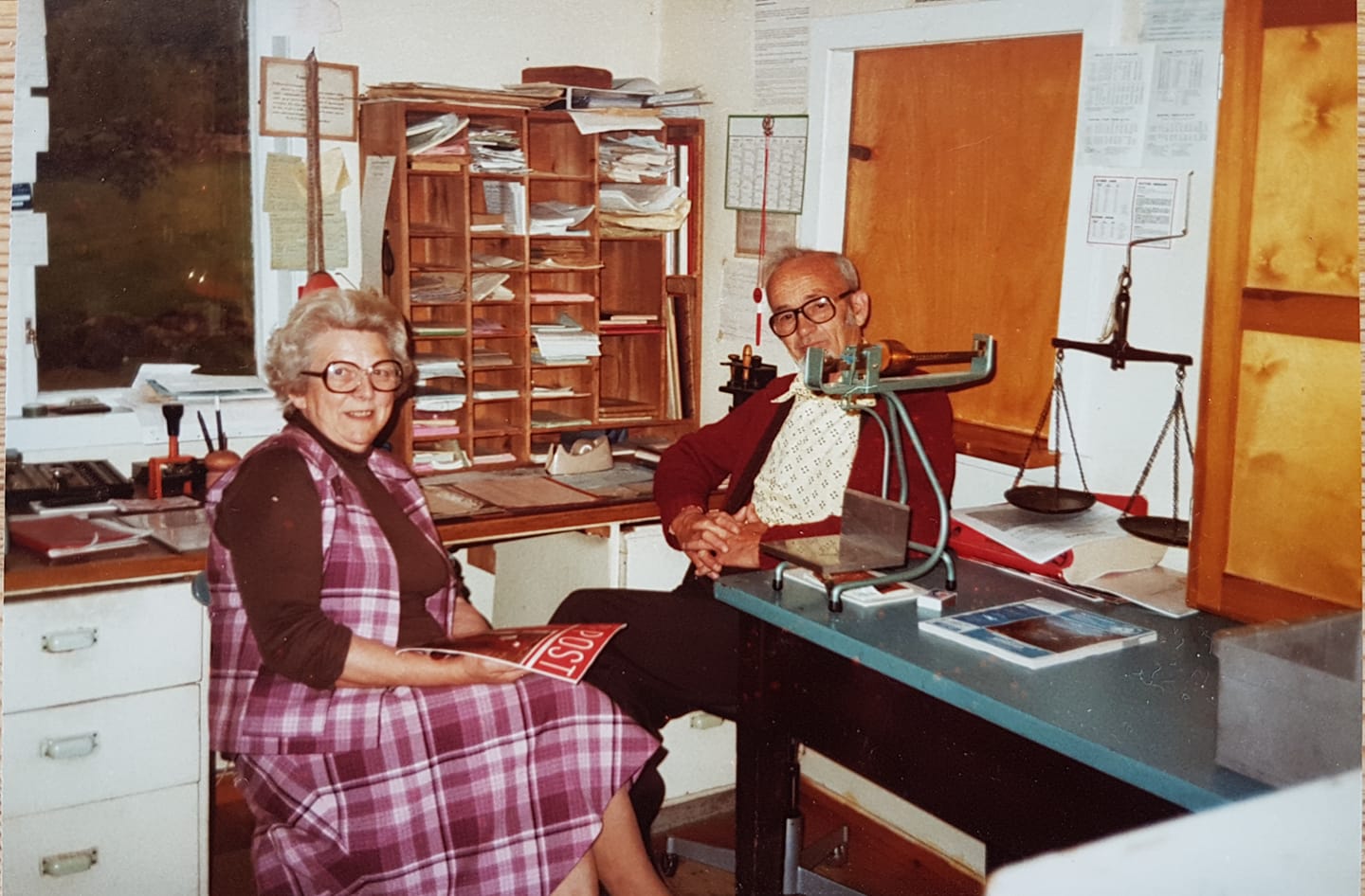 Agnes og Arthur Eiksund ved postkontoret i Eiksund.