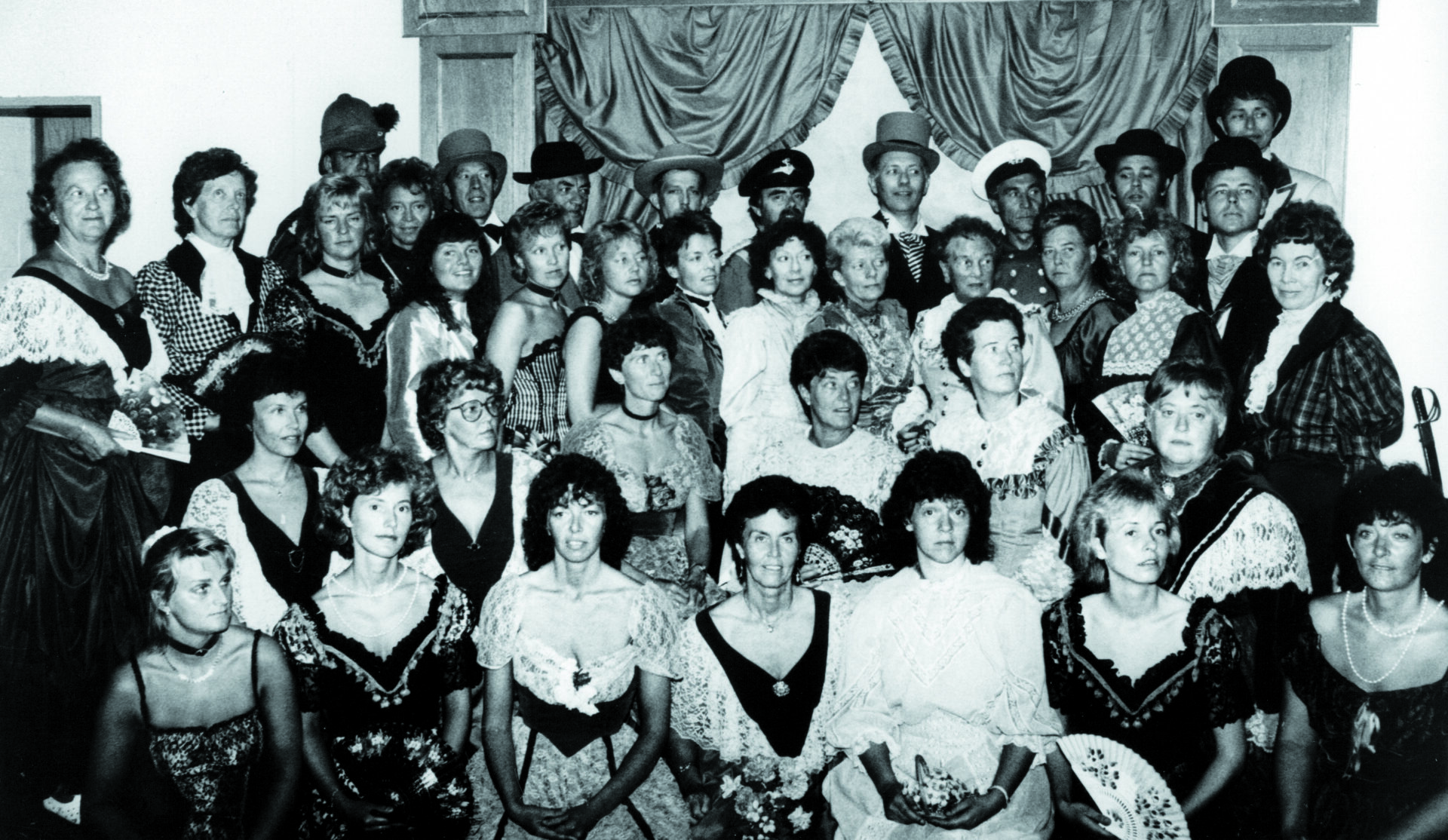 Hausten 1978 tok bygdefolk initiativet til eit nytt kor i Ulstein. Initiativet kom i første rekke frå Sidsel Saunes og Sylvei Pilskog, og musikkskuleleiar Oddvar Eiksund vart dirigent. I starten samla koret vel 20 songarar, og skulle etter kvart få namnet Con Moto – og bli ein viktig kulturberar i bygda. Bildet syner forestillinga Good Old Days hausten 1982.