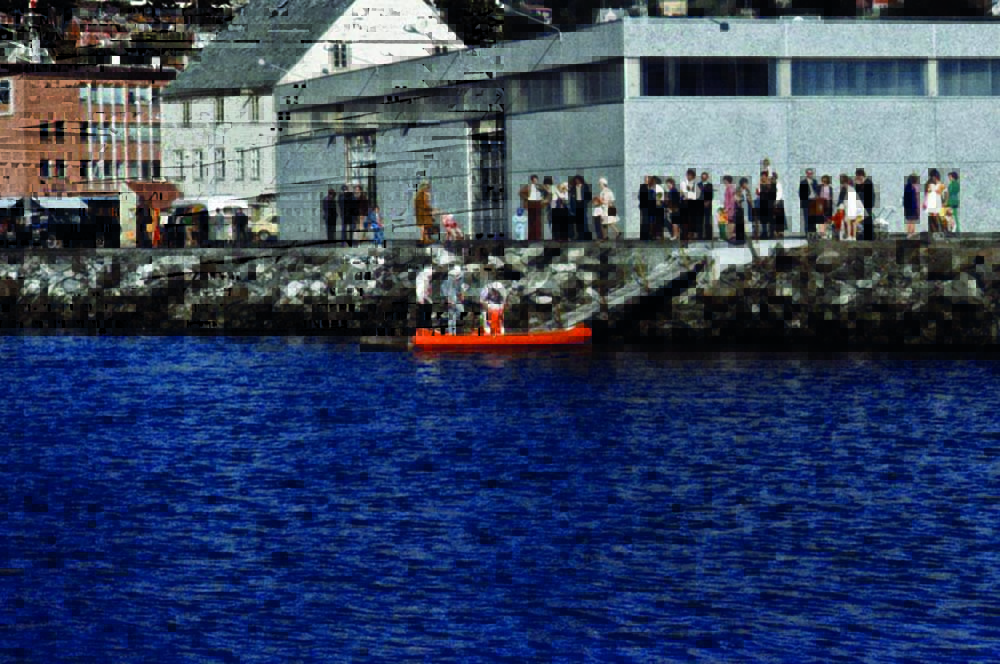 Første byggesteget av den nye kommunale kaia i Ulsteinvik vart teke i bruk i 1972. På same tid stod det nye terminalbygget ferdig. I bakgrunnen ser vi Sjøborg.