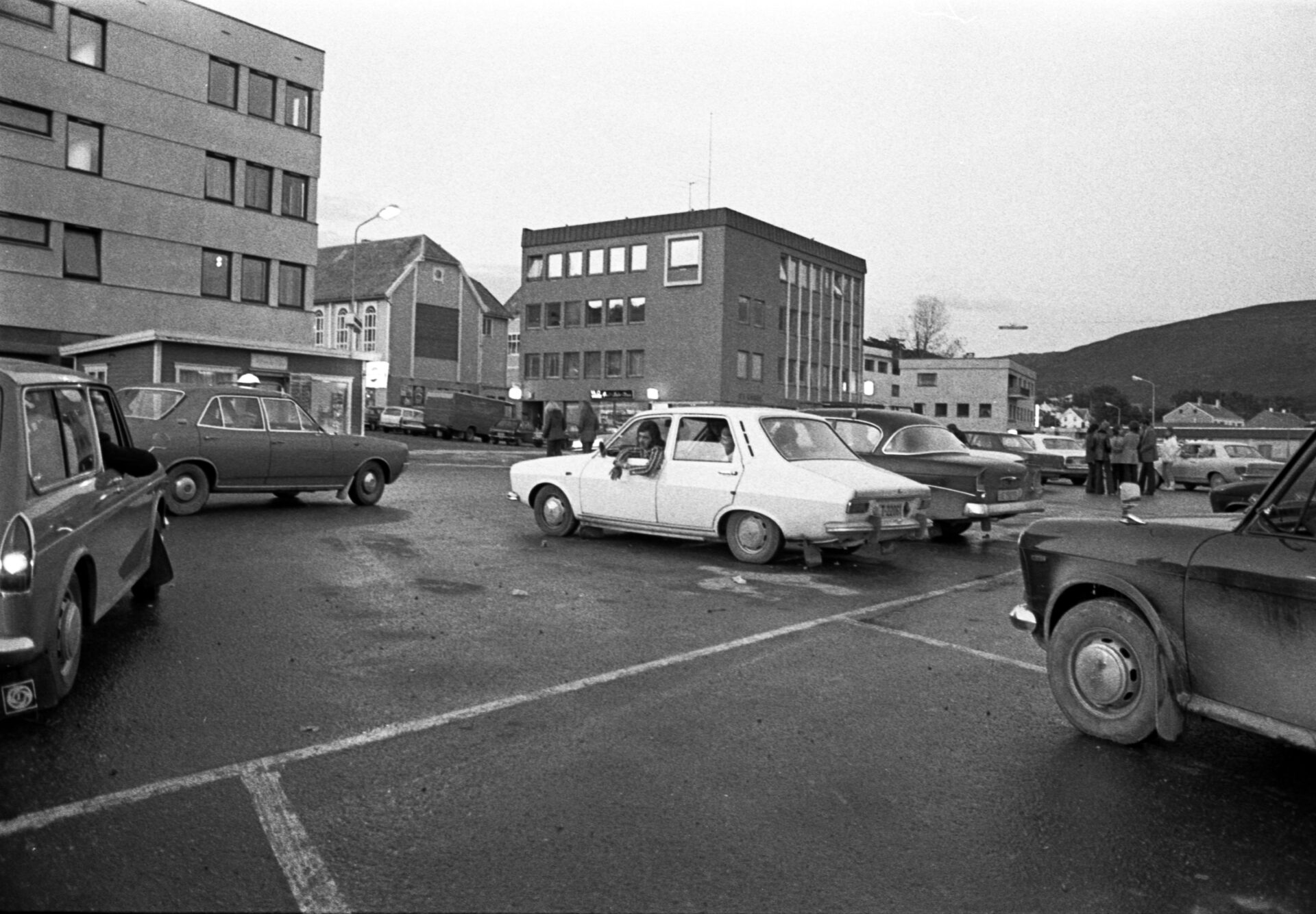 Hausten 1978 tok bygdefolk initiativet til eit nytt kor i Ulstein. Initiativet kom i første rekke frå Sidsel Saunes og Sylvei Pilskog, og musikkskuleleiar Oddvar Eiksund vart dirigent. I starten samla koret vel 20 songarar, og skulle etter kvart få namnet Con Moto – og bli ein viktig kulturberar i bygda. Bildet syner forestillinga Good Old Days hausten 1982.