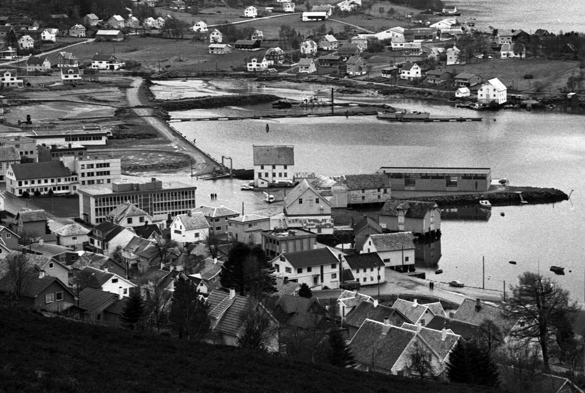 Politikarar og kommuneadministrasjon i Ulstein var i 1970 for lengst samde om å flytte linja for indre hamn i Ulsteinvik lengre ut mot marebakken, fylle ut og vinne meir land. Utfyllinga skulle også gjelde inn mot Saunes. Utfyllinga i sjøen i Ulsteinvik la til rette for ei omfattande utvikling og endring av Ulsteinvik sentrum. Ein god del av massen kom frå Hatlø-verkstaden som tidleg på 1970-talet skaut ut ei stor dokk.