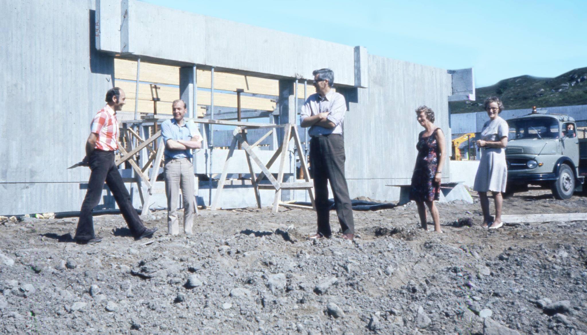 Planlegging av sjukeheim i Ulstein var godt i gang tidleg på 1970-talet. Hausten 1974 var det klart at Ulstein sjukeheim ville få 60 senger etter eit samrøystes vedtak i fylkestinget. Det var hektisk offentleg byggjeverksemd i Ulstein utover på midten av 1970-talet. På Alvehaugen var arbeidet med sjukeheimen i gang. Sjukeheimen vart opna 11. august 1976. På bildet ser vi frå venstre Erling Storeide (A/S Jern-betong), Ole Flaate, Asbjørn Waage, Oddny Holte og Lise Gjerdsbakk.