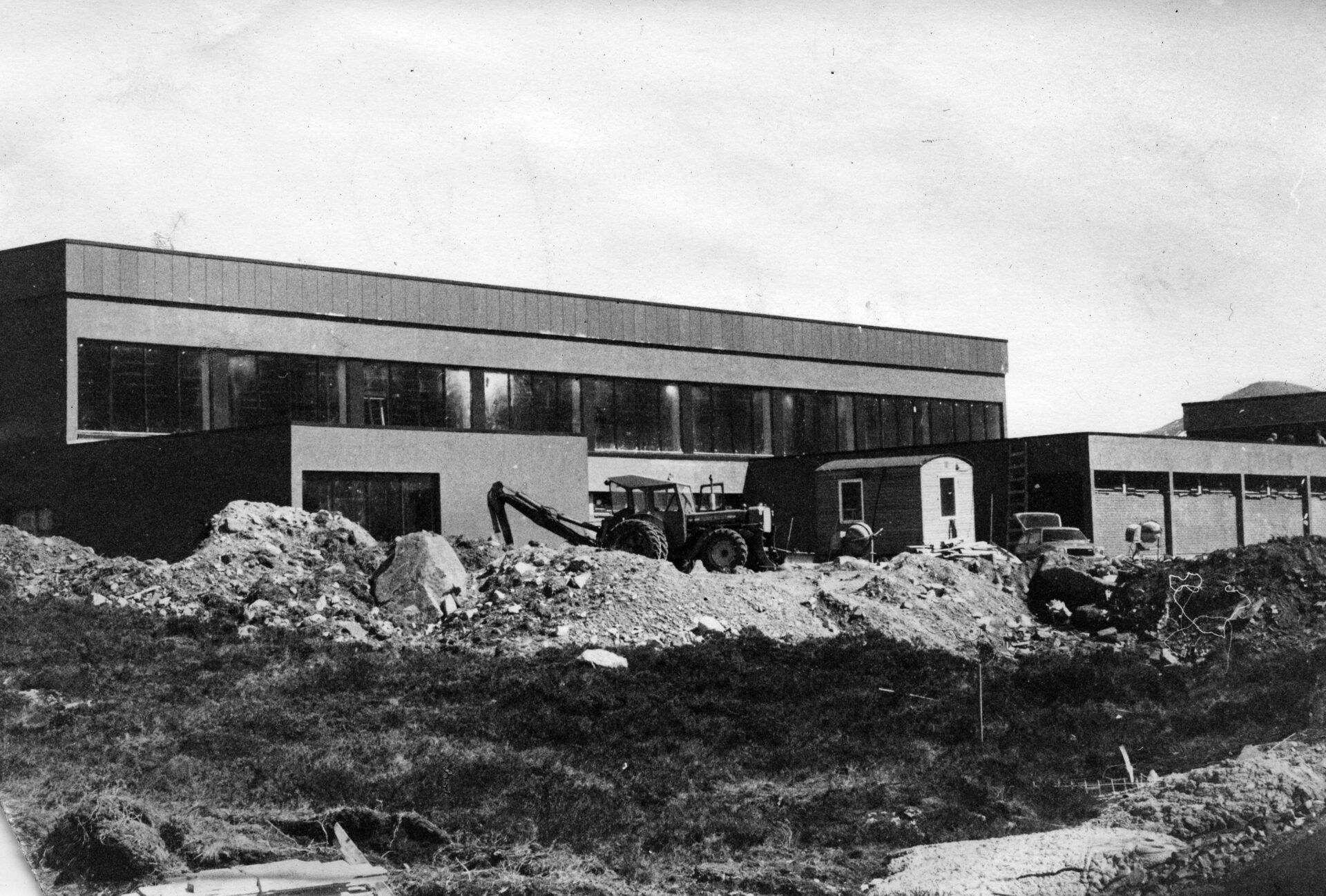 Rektor Arne I. Jørgensen viser fram nye Ulstein vidaregåande skule. Midt i september 1977 var det flyttesjau for gymnaset. Måndag 19. september var første dagen i dei nye lokala. Den nye idrettshallen ved gymnaset vart heitande Ulsteinhallen (t.h). Hallen kunne takast i bruk i august 1978.