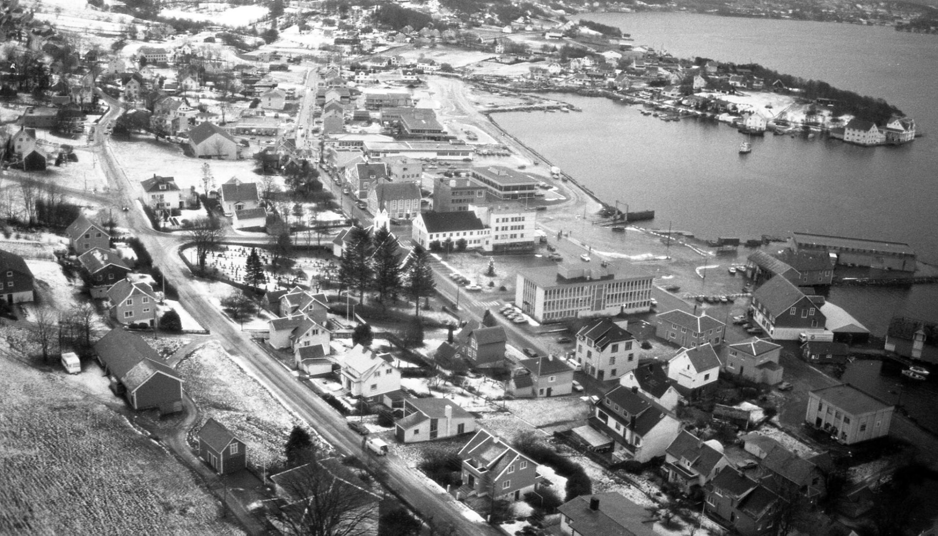 Ulsteinvik sentrum seint på 70-talet. Sjøgata er ferdigstilt, sanden fyllt ut og forretningsbygg er i ferd med å reise seg i det nye sentrum