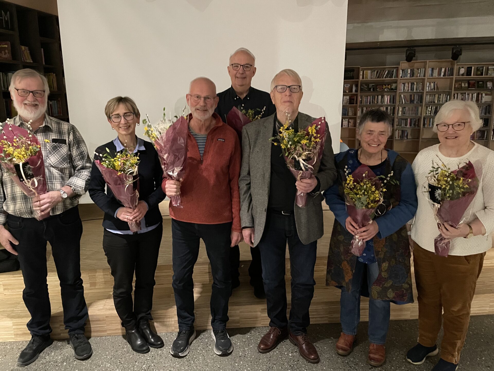 Takk og blomst under årsmøtet 7. mars 2024 for flott innsats i Ulstein historielag. Frå venstre: Lars Inge Brevik, Linda Hasund, John Osnes, Ottar Kaldjol, Øyvind Hasund, Elin-Grethe Haddal og Guri Alme.